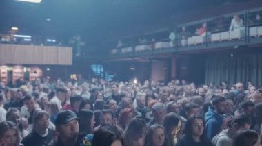 Kharkiv, Ukarine 21.02.23 Kalabalık Loş Kulüp 'te konser izliyor