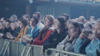 Kharkiv, Ukarine 21.02.23 Kalabalık Loş Kulüp 'te konser izliyor