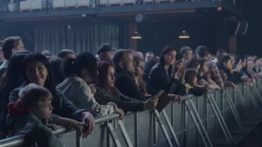 Kharkiv, Ukarine 21.02.23 Kalabalık Loş Kulüp 'te konser izliyor