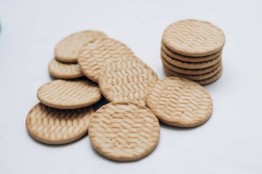 Kraker kurabiyeleri masanın üzerinde duruyor.