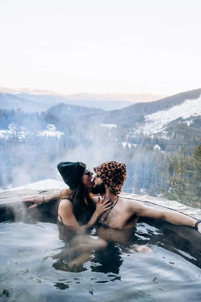 남자와 여자는 배경으로 습지에서 있습니다 산에서 즐거운 시간을 보내고 증기욕을 — 스톡 사진