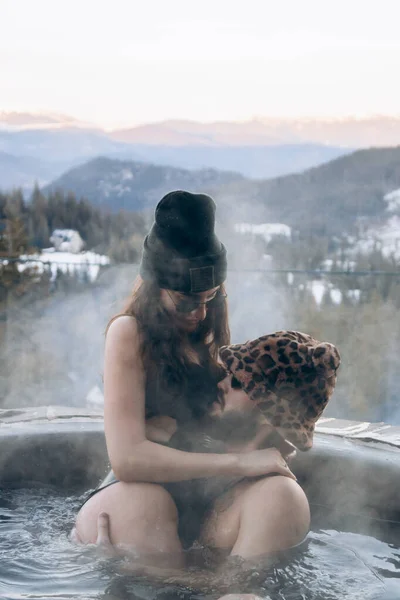 男的和女的在山下的大缸里打滚 在山上玩乐 在蒸汽浴中放松的夫妻 — 图库照片