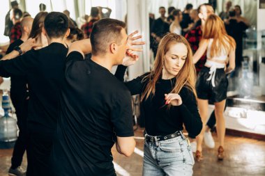 Kharkiv, Ukrayna 15.09.21 Dans eden insanlar kizomba, bachata, dans pistinde salsa 