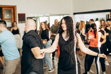 Kharkiv, Ukrayna 15.09.21 Dans eden insanlar kizomba, bachata, dans pistinde salsa 