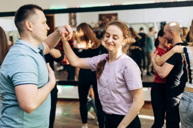 Kharkiv, Ukrayna 15.09.21 Dans eden insanlar kizomba, bachata, dans pistinde salsa 