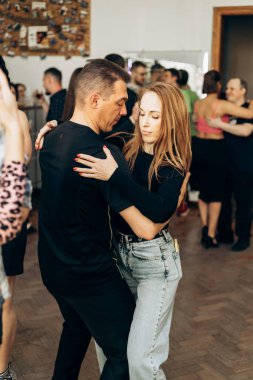 Kharkiv, Ukrayna 15.09.21 Dans eden insanlar kizomba, bachata, dans pistinde salsa 