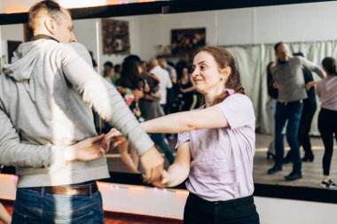 Kharkiv, Ukrayna 15.09.21 Dans eden insanlar kizomba, bachata, dans pistinde salsa 