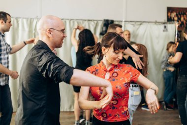 Kharkiv, Ukrayna 15.09.21 Dans eden insanlar kizomba, bachata, dans pistinde salsa 