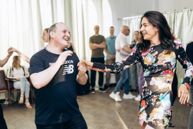 Kharkiv, Ukrayna 15.09.21 Dans eden insanlar kizomba, bachata, dans pistinde salsa 