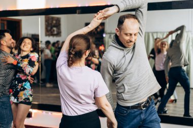 Kharkiv, Ukrayna 15.09.21 Dans eden insanlar kizomba, bachata, dans pistinde salsa 
