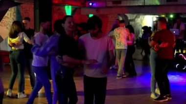 Kharkiv, Ukrayna 15.09.22 Dans eden insanlar dans pistinde salsa, kizomba 
