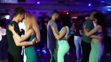 Kharkiv, Ukrayna 15.09.22 Dans eden insanlar dans pistinde salsa, kizomba 