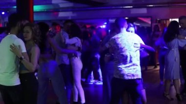 Kharkiv, Ukrayna 15.09.22 Dans eden insanlar dans pistinde salsa, kizomba 