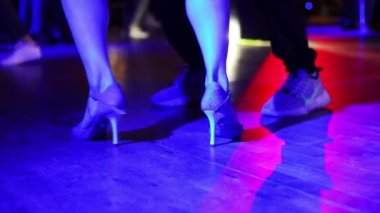 Kharkiv, Ukrayna 15.09.22 Dans eden insanlar dans pistinde salsa, kizomba 