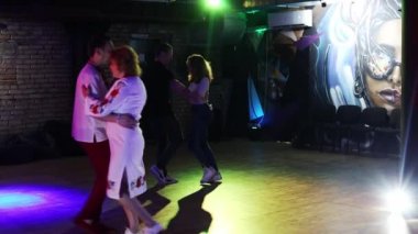 Kharkiv, Ukrayna 15.09.22 Dans eden insanlar dans pistinde salsa, kizomba 