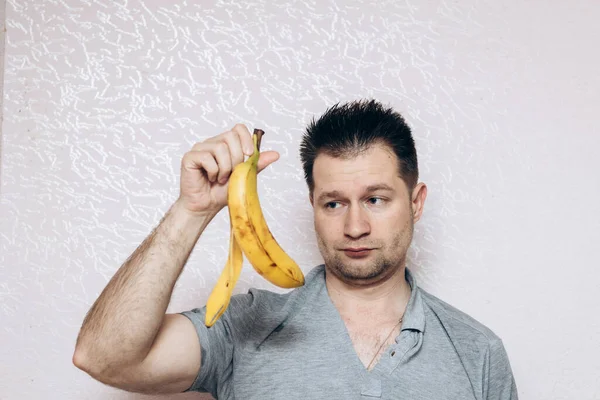 Tipo Camiseta Gris Tiene Plátano Perdido Mano Problema Erección Salud — Foto de Stock