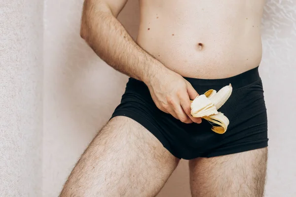 Τύπος Χωρίς Ρούχα Κρατάει Μια Μπανάνα Στο Χέρι Του Πρόβλημα — Φωτογραφία Αρχείου