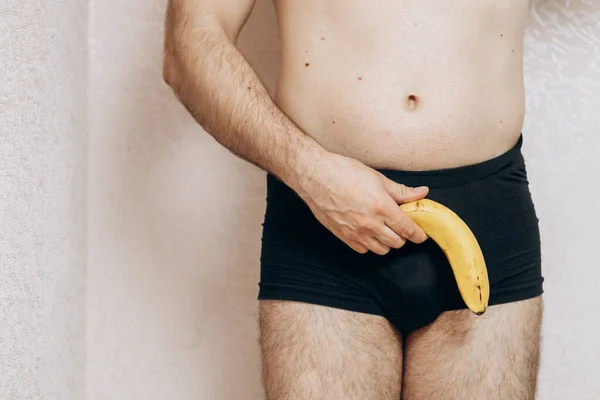 Τύπος Χωρίς Ρούχα Κρατάει Μια Μπανάνα Στο Χέρι Του Πρόβλημα — Φωτογραφία Αρχείου