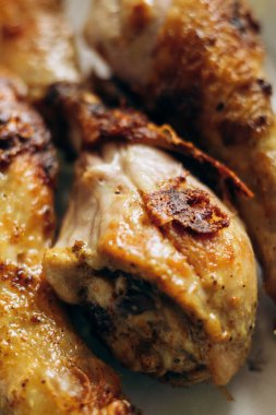 Kızarmış tavuk budu pişirdikten sonra tabakta yatar.