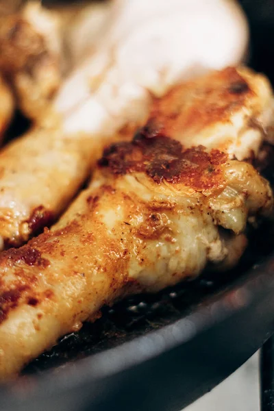 Gebratene Hühnerkeulen Liegen Nach Dem Kochen Auf Dem Teller — Stockfoto
