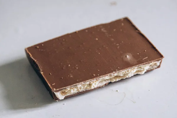 Stukje Pure Chocoladereep Ligt Tafel — Stockfoto