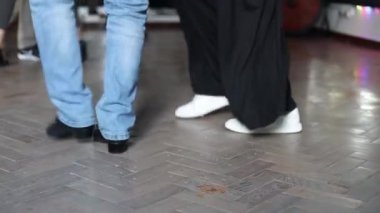 Kharkiv, Ukrayna 21.05.23 Dans eden insanlar Bachata, kizomba, dans pistinde salsa 