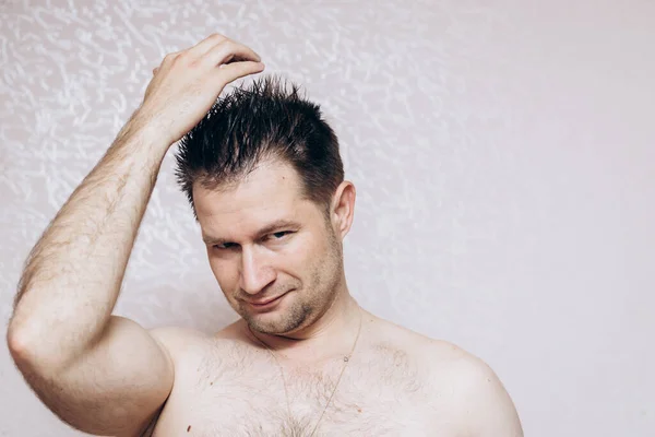 マッスル男ヨーロッパ人とともに裸胴ポーズのカメラのためにシャワー後 — ストック写真