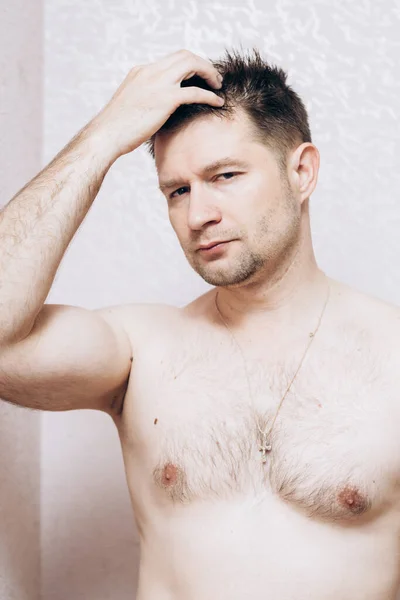 Muskulös Kille Europeisk Med Naken Bål Poser För Kamera Efter — Stockfoto