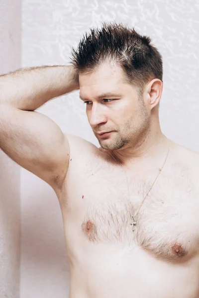 Musculoso Chico Europeo Con Desnudo Torso Poses Para Cámara Después —  Fotos de Stock