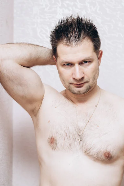 Svalnatý Chlap Evropan Nahým Trupem Pózuje Pro Kameru Sprše — Stock fotografie