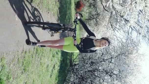 Kharkiv Ukrajna Lány Séta Parkban Kerékpárral — Stock videók