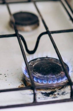 Sovyet kirli gaz ocağı ve yanan ateş alevleri. Dünyada gaz kıtlığı var.