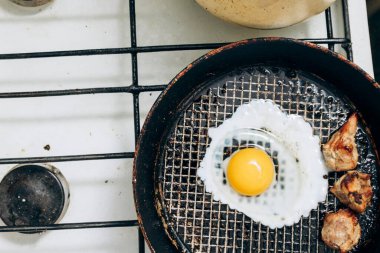 Kızarmış tavuk yumurtası ve şiş kebap parçaları pişirilir.