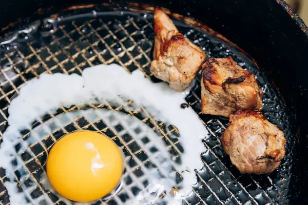 Τηγανητό Αυγό Κοτόπουλου Μαγειρεύεται Μαζί Κομμάτια Shish Κεμπάπ — Φωτογραφία Αρχείου