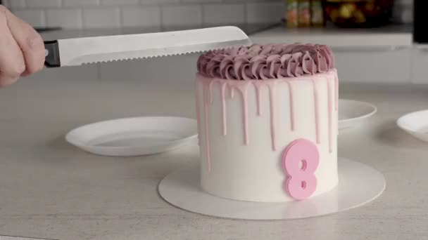 Χέρι Κόβει Κέικ Τον Αριθμό Μαχαίρι Παιδικά Γενέθλια Ροζ Τούρτα — Αρχείο Βίντεο