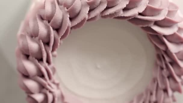 Ręcznie Kroi Tort Nożem Urodziny Dziecka Różowym Ciastem Wakacje Zabawa — Wideo stockowe