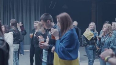 Kharkiv, Ukrayna 21.05.23 müzik grubu hayranı konserde performansı bekliyor. Karanlık odada çekildi. Kalabalık birlikte rahatlıyor ve telefonda fotoğraf çekiyor.