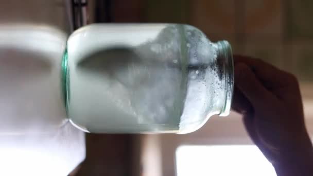 ガラス瓶に水をスプーンでかき混ぜてください 治療のためのソリューションの準備 — ストック動画