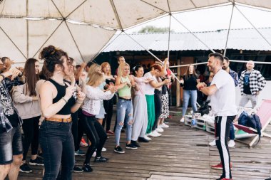 Kharkiv, Ukrayna 21.05.23 Dans eden insanlar Bachata, kizomba, dans pistinde salsa 