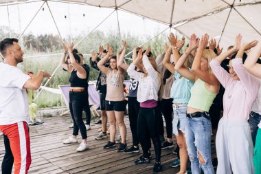 Kharkiv, Ukrayna 21.05.23 Dans eden insanlar Bachata, kizomba, dans pistinde salsa 