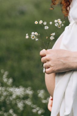 hamile kızın beline tutarak