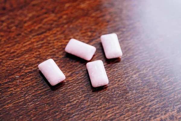 粉红口香糖放在桌上 图库图片
