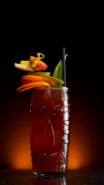 Barda canlandırıcı renkli kokteyller var. kulüp hayatı alkolü