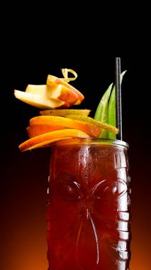 Barda canlandırıcı renkli kokteyller var. kulüp hayatı alkolü