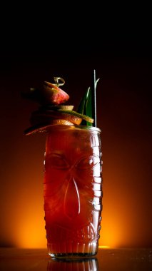 Barda canlandırıcı renkli kokteyller var. kulüp hayatı alkolü