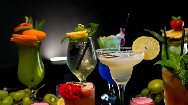 Stand Cocktails Multicolores Prêt Emploi Sur Bar — Photo