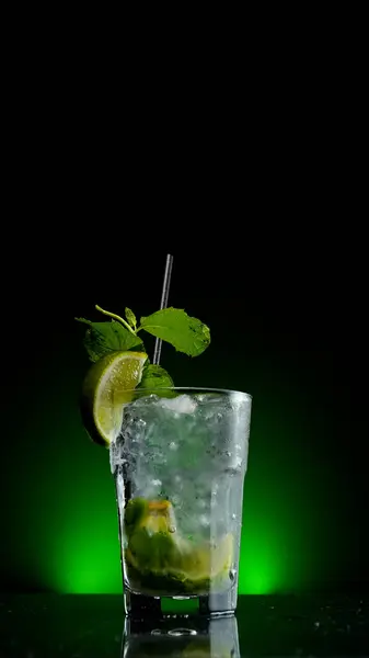 Uppfriskande Färgglada Cocktails Finns Baren Klubblivs Alkohol — Stockfoto