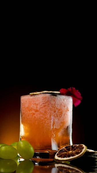 Δροσιστικό Πολύχρωμα Κοκτέιλ Είναι Στο Μπαρ Κλαμπ Ζωή Αλκοόλ — Φωτογραφία Αρχείου