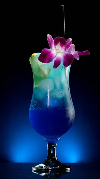 바에서는 다채로운 칵테일을 즐기실 있습니다 알코올 — 스톡 사진