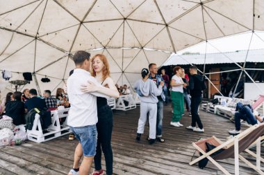 Kharkiv, Ukrayna 21.05.23 Dans eden insanlar Bachata, kizomba, dans pistinde salsa 